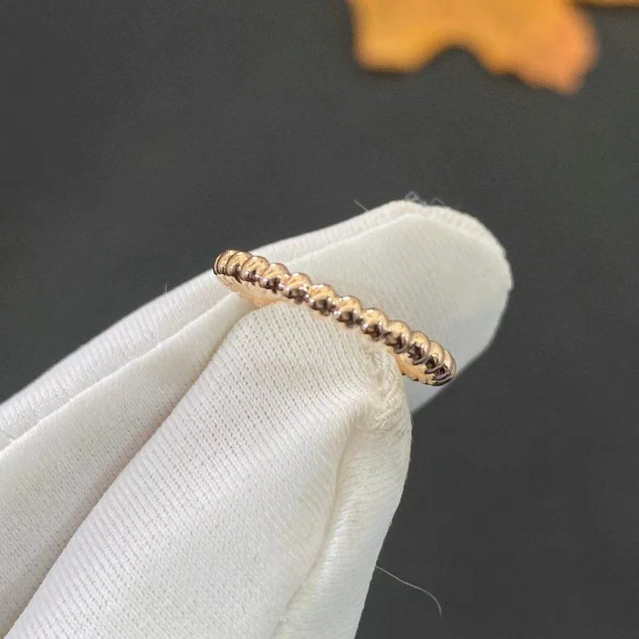 van-cleef-arpels-perlee-pearls-of-gold-ring-small-model-rose-gold-vcarn33000-coral-2-900x900_292bd1c2-5c98-4407-ab32-506c6595b984