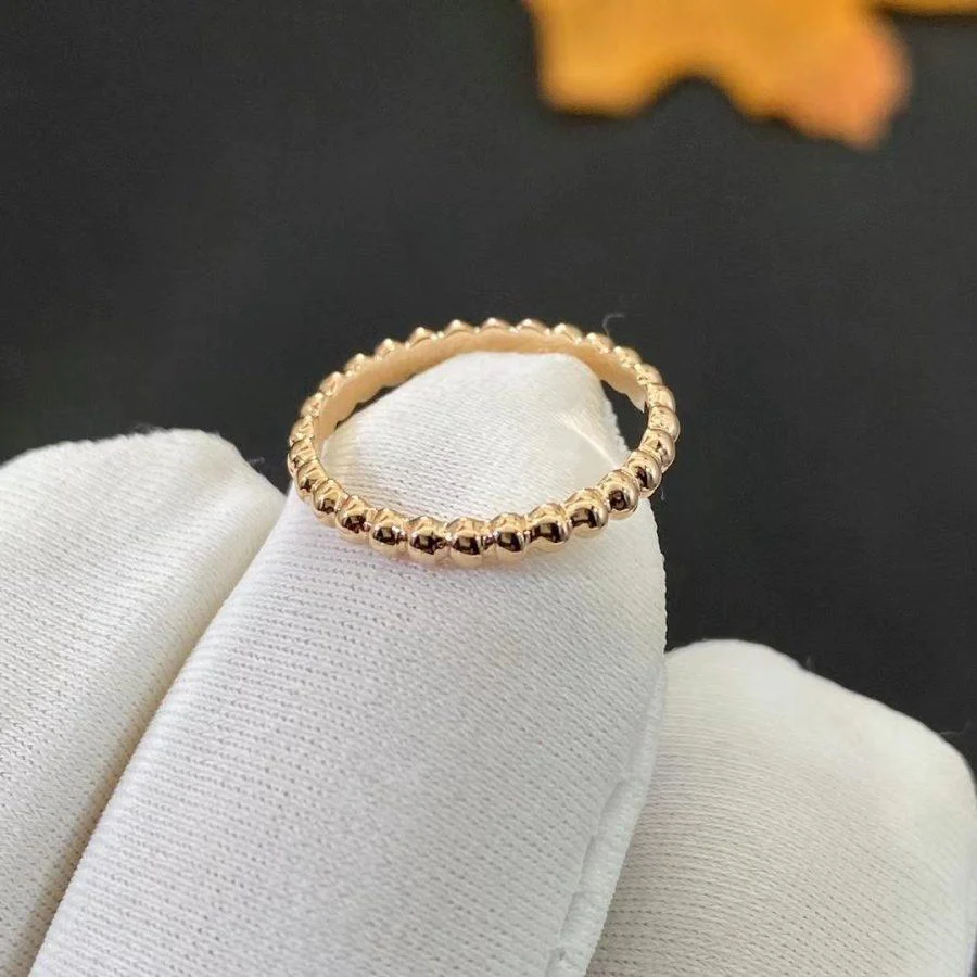 van-cleef-arpels-perlee-pearls-of-gold-ring-small-model-rose-gold-vcarn33000-coral-3-900x900_189bc0b0-101b-4043-b5f1-70e5ca9e2eea